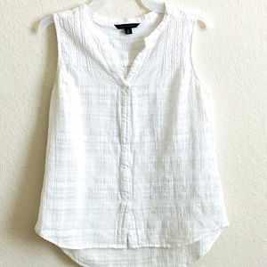 Tommy Hilfiger woman’s Small Petite white sleeveless Cotton Top with rounded hem